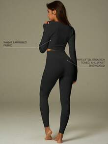 UONNOU 女士运动塑形套装，长袖上衣和裤子两件套，全拉链外套，纹理罗纹条纹，无缝针织面料，收腰提臀，全身塑形，运动拇指孔设计，适合健身、户外瑜伽、轻度运动、跑步、日常休闲穿着，四季皆宜，尤其适合秋冬季节。 - 黑色 - 查看 4