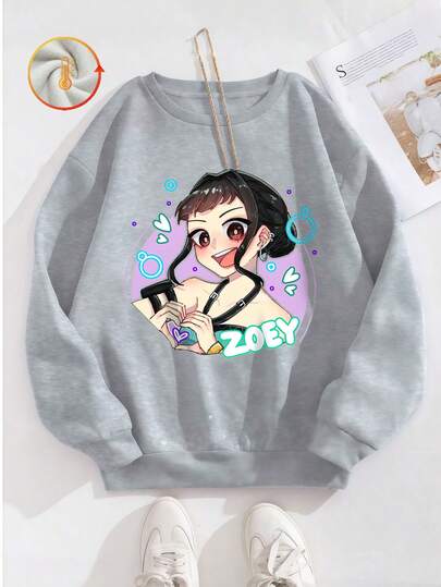Retrato do busto de Zoe com um gesto de mão em forma de coração, estampado em um design de um grupo feminino de anime K-POP. Moletom folgado para meninas, modelo Curve, estilo casual oversized, versátil para outono/inverno, tecido grosso, forro de lã quente, gola redonda, moletom folgado casual, peça de roupa externa versátil, estilo preppy, mangas compridas, adequado para clima frio, mistura de algodão, forro de lã, confortável, mangas compridas, para crianças.