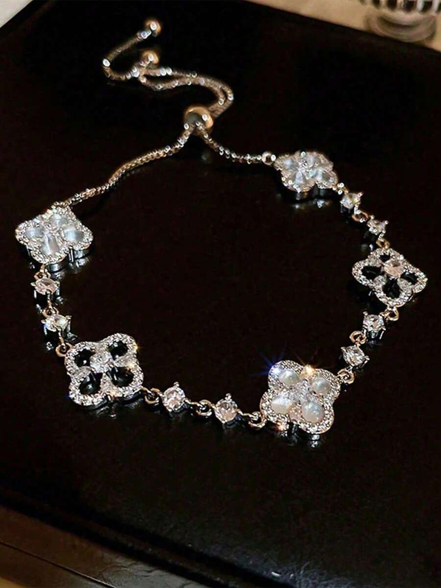 1 件时尚锆石四瓣花手链，可调节，适合女性，轻巧奢华优雅风格配饰，适合女性派对、约会、度假，送给她的特别礼物