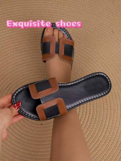 女士露趾平底凉鞋，夏季时尚，黑棕撞色设计，独特个性，柔软舒适防滑鞋底，简约百搭日常穿着，轻便易走，适合休闲、度假、通勤及各种场合。