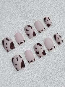 Conjunto de 10 adesivos minimalistas para unhas curtas quadradas com estampa de vaca marrom cacau, pintados à mão, para o dia a dia.