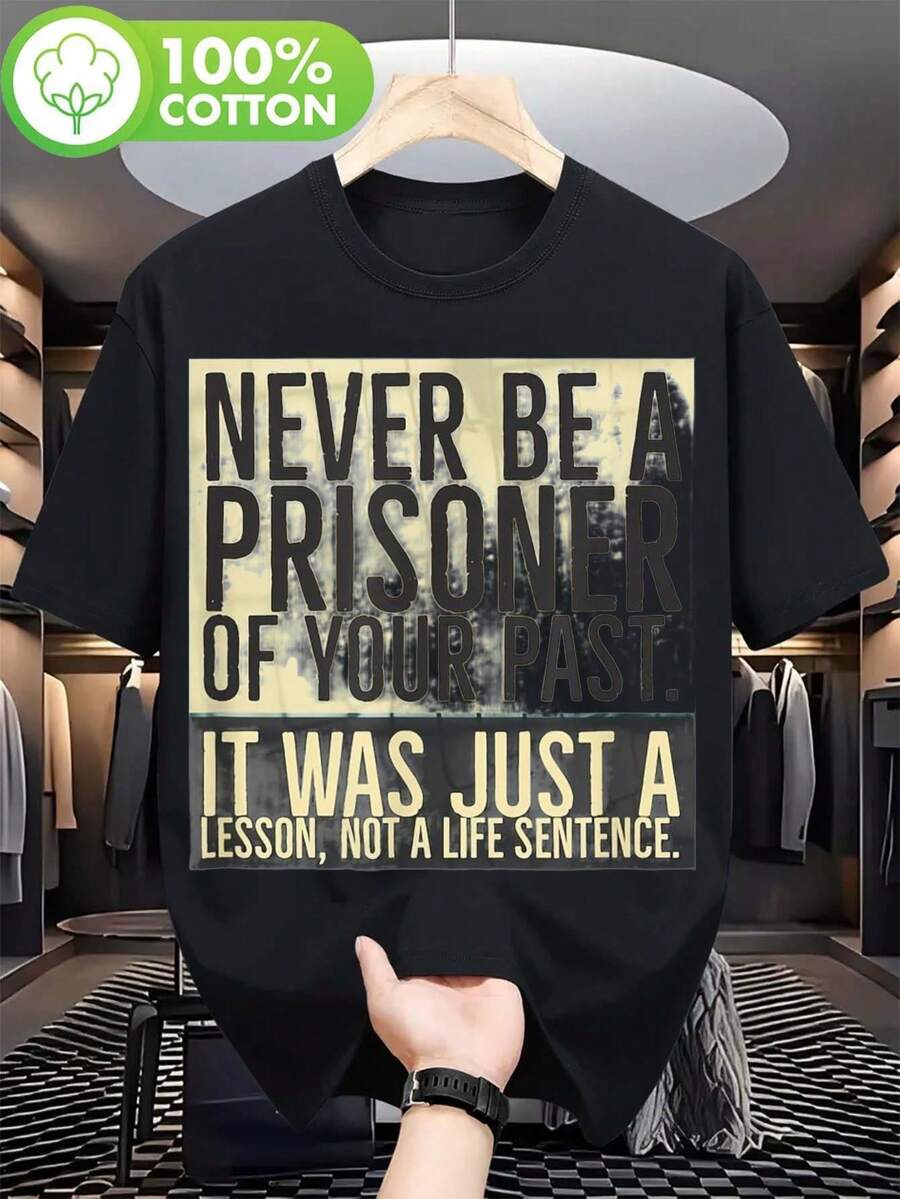 Camiseta Motivacional de Hombre% Algodón - Nunca seas prisionero de tu pasado - Camiseta con Cita Inspiradora Negro con estampado amarillo. Ajuste Regular Cuello Redondo Manga Corta. Camisa Casual de Confort para Hombre para Todas las Estaciones. Atuendo Casual. Impresión de Declaración Audaz - Negro - Ver 1