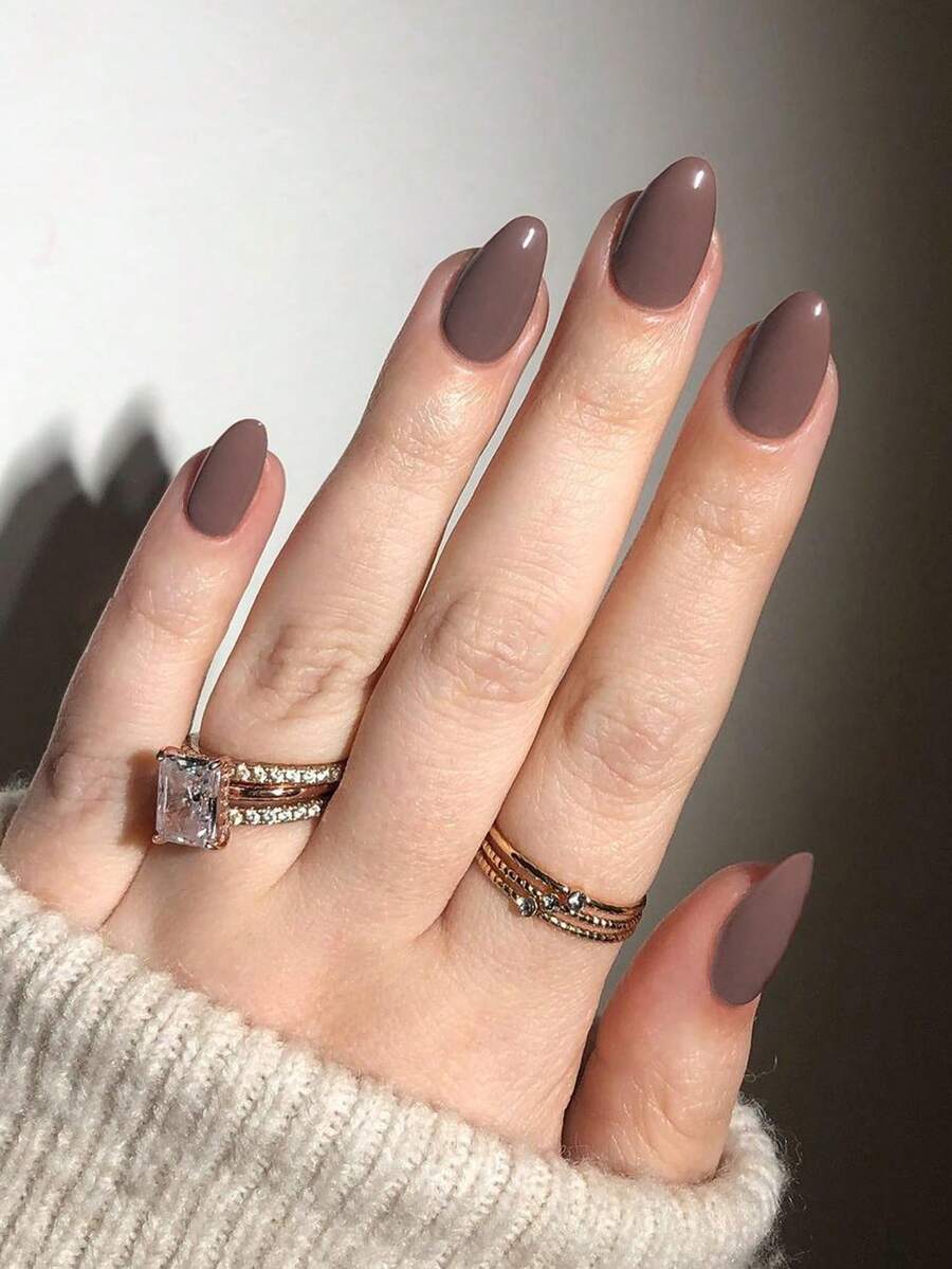 Bộ 24 miếng dán móng tay hình bầu dục ngắn màu nâu bóng, chất liệu acrylic, thiết kế ngắn vừa vặn với móng giả, bao gồm: 1 miếng gel dẻo và 1 dũa móng, thích hợp cho phụ nữ và các bạn gái sử dụng hàng ngày khi đi làm, học tập và các buổi gặp gỡ. - màu nâu - Xem 1