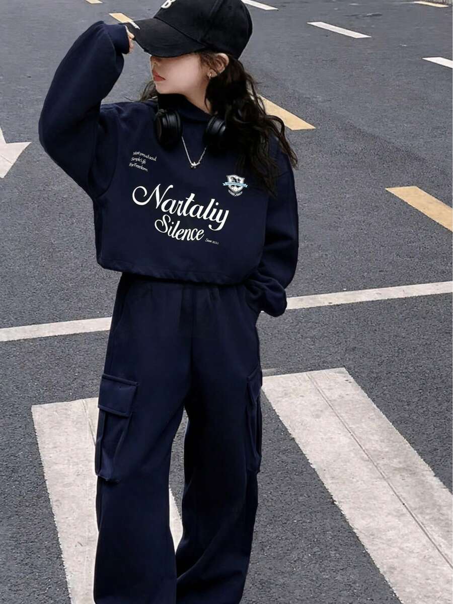 少女字母印花卫衣和针织休闲工装口袋裤，适合女孩日常穿着的直筒裤