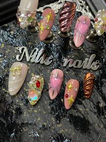 Bộ móng tay acrylic hình hạnh nhân 10 món, bộ trang trí phong cách công chúa Bohemian, nghệ thuật móng tay màu hồng, mơ và vàng, nhuộm tie-dye hồng, phụ kiện trang trí móng tay đính đá 3D, ngôi sao, hạt cườm, nơ và ngọc trai giả, đá quý móng tay nhiều màu sắc, bộ nghệ thuật móng tay phong cách Y2K, bột móng tay mạ crom thủ công với họa tiết hình học, phù hợp cho móng tay phụ nữ và bé gái. - Hồng - Xem 5