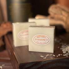 1 set de jabón de arroz + suero de arroz + crema de ojos de arroz. Jabón artesanal tailanés de arroz para la cara, el baño y las manos. Enriquecido con aceites minerales esenciales, limpia en profundidad y suaviza. Rico en espuma, suero de arroz hidrata en profundidad. Crema de ojos de arroz refirmante bloquea el agua para un rostro radiante. Opciones de múltiples especificaciones incluidas - Limpieza profunda - Ver 3