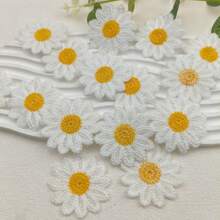 10 Stücke wasserlösliche bestickte zarte Gänseblümchen, gestrickte einzigartige kleine Blumen Deko, geeignet für Kleidung/Haarclips/Stirnbänder/Hüte/Schuhe/Taschenzubehör - Gelb - Übersicht 2