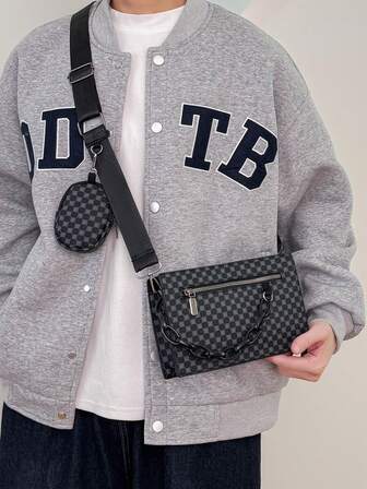 1 pièce Sac bandoulière en cuir PU pour homme, de forme carrée, avec sangle d'épaule réglable, résistant aux rayures et durable, peut contenir passeport, espèces, pièce d'identité, cartes de crédit, décoration de chaîne légère, convient pour les déplacements, le travail, le bureau, les affaires, et fait également un excellent cadeau pour les hommes