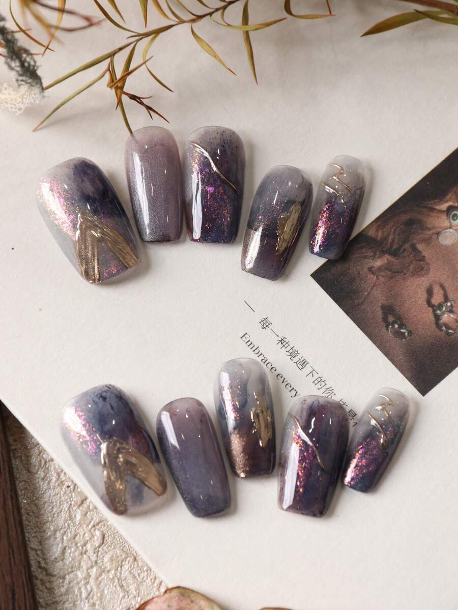 Kit com 10 unhas postiças acrílicas curtas com glitter roxo, cinza e dourado. Inclui 1 cartela de adesivos e 1 mini lixa para unhas. - Multicolorido - Ver 1