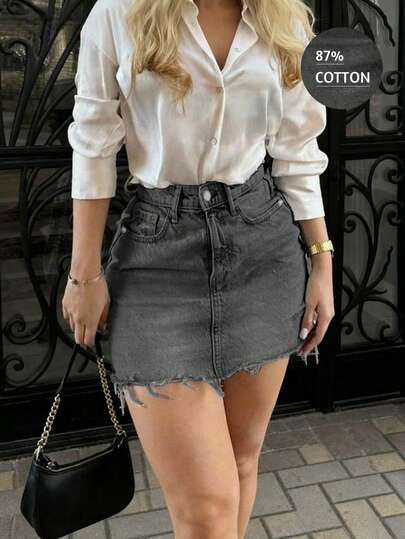 Minifalda de mezclilla para mujer, color negro lavado, con detalle de dobladillo deshilachado, diseño casual sin estiramiento