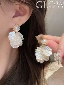 A Pair Of Exquisite French Retro Elegant Niche High-End Petal Tassel Stud Earrings For Young Girls' Daily & Holiday Wear