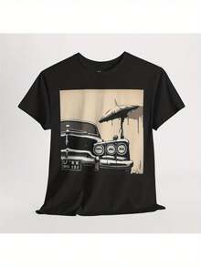 Camiseta gráfica para hombres Robert August; Shadow Cruiser; Coche vintage negro; Impresión de escena de playa con paraguas. Camiseta de algodón de estilo bohemio de corte holgado para uso casual al aire libre. Comodidad para todas las estaciones. Camiseta de Playa Ropa de ocio. Conjunto de fin de semana. Diseño retro. Material suave. Camisa estampada. Ropa para adultos - Negro - Ver 1