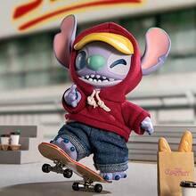 Miniso 1个史迪奇世代Z街头风格乙烯基毛绒盲盒钥匙扣 - 这款街头风格盲盒钥匙扣采用乙烯基材质，并带有毛绒装饰，可为您的包包或钥匙增添个性化元素（1个，随机发货）。 - 彩色 - 查看 6