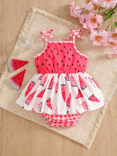 女婴西瓜格子印花连体衣，清新可爱，适合夏季穿着，活泼俏皮，是宝宝外出和聚会的必备单品。