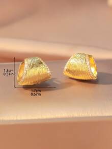 1 Đôi bông tai bản rộng hình chữ C có họa tiết dành cho nữ, thiết kế tối giản sang trọng, phụ kiện trang sức đa năng và thanh lịch. - Bông tai hình chữ C - Xem 6