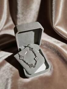 This Wealthy Lady Style All-Diamond Four-Leaf Clover Zirconia Bracelet Is A New 2025 Electroplated Bestselling Niche Item, Exuding A Luxurious And Refined Aura. It Is Glamorous And Alluring, Suitable For Wearing On Dates, Banquets, And Formal Dinners, Also Making An Excellent Gift. As The Most Fashionable High-End Jewelry, It Gives A Gentle And Sweet Feeling, Bringing A Sense Of Joy And Fulfillment.