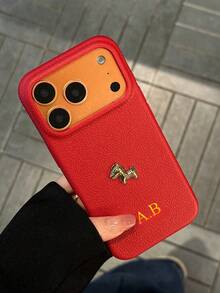 Ốp điện thoại hình ngựa bằng kim loại vân vải thiều tùy chỉnh, tên chữ cái cá nhân hóa, lời chúc may mắn năm mới âm lịch hình ngựa, ốp điện thoại đôi tối giản màu trơn chống sốc, phù hợp với Apple 17 16 15 14 Pro Max 13 12 11 Plus, quà tặng ngày Valentine, quà sinh nhật, quà tặng ngày lễ, quà tặng cho anh ấy/cô ấy, quà tặng cá nhân hóa, quà kỷ niệm, quà cưới, quà tặng cá nhân hóa cho bố mẹ (dập nổi). - trắng - Xem 8