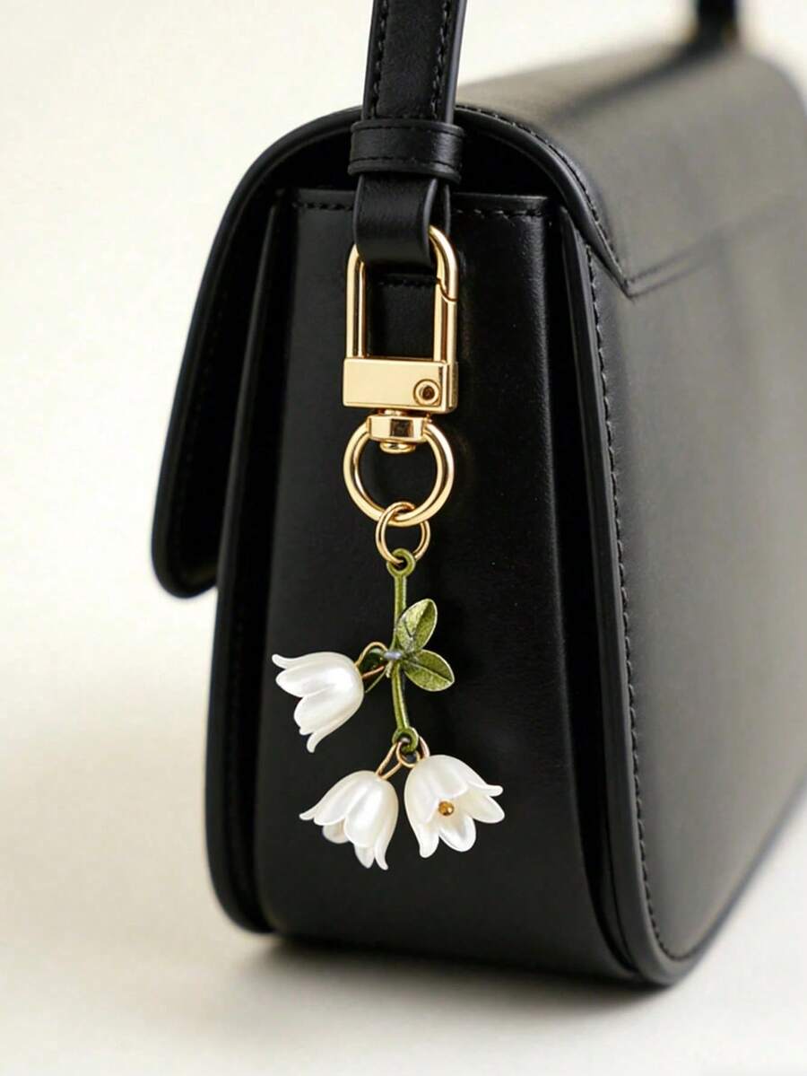 这款优雅的女士钥匙扣以铃兰为灵感设计，饰有铃兰珠吊坠。小巧精致，可挂在手提包、背包、家门钥匙和车钥匙上，也可作为包包挂饰。它非常适合作为婚礼季、伴娘、新娘、情侣、情人节礼物和派对回礼，是理想的情人节礼物之选。