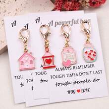 8件套心形主题励志鼓励口袋拥抱礼盒：包含“充满力量的拥抱”卡片，以及独特的粉色吊坠钥匙扣、台灯、茶壶、许愿瓶、漂流瓶、花束和爱心小屋等装饰配件。适合情侣、家庭、生日、节日派对、情人节和母亲节等场合作为礼物。