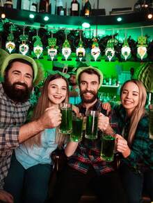 12 件套圣帕特里克节木制小妖精装饰品，绿色三叶草图案，可悬挂于小型圣诞树、工艺品、派对和节日装饰中 - 彩色 - 查看 7