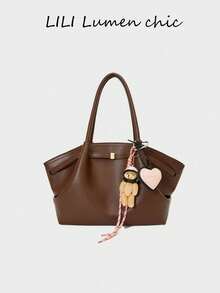 Ce sac à bandoulière en matériau PU de haute qualité et de couleur unie présente un motif de litchi, conçu spécifiquement pour les filles. Le corps du sac est dans une couleur café pure, associé à un pendentif ours casqué, affichant un style à la mode. Le sac à bandoulière utilise une boucle magnétique unicolore, et l'espace intérieur peut accueillir du rouge à lèvres, des clés, des cosmétiques et autres nécessités quotidiennes. Convient aux filles pour les trajets, les sorties, les achats, les rendez-vous et l'utilisation quotidienne.