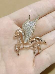 1 PC Flying Horse Brooches For Ladies, Exquisite Hollowed-Out Horse-Shaped Necklaces As Elegant Accessories For Men And Women's Formal Suits, Exquisite Clothing Pins, Suitable For Wearing When Going Out, An Ideal Gift For Friends - Multicolor - View 10