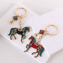 皇家风格马形珐琅钥匙扣——一匹威武雄壮的骏马，以深红和乌木色为主色调，饰以云纹花卉图案，并配以镀金链条。这款东方饰品是传统而高雅的馈赠佳品，适合所有季节佩戴。