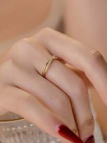 纯银几何十字交叉设计戒指，镶嵌闪亮锆石，简约优雅的女士珠宝 - 金色 - 查看 11