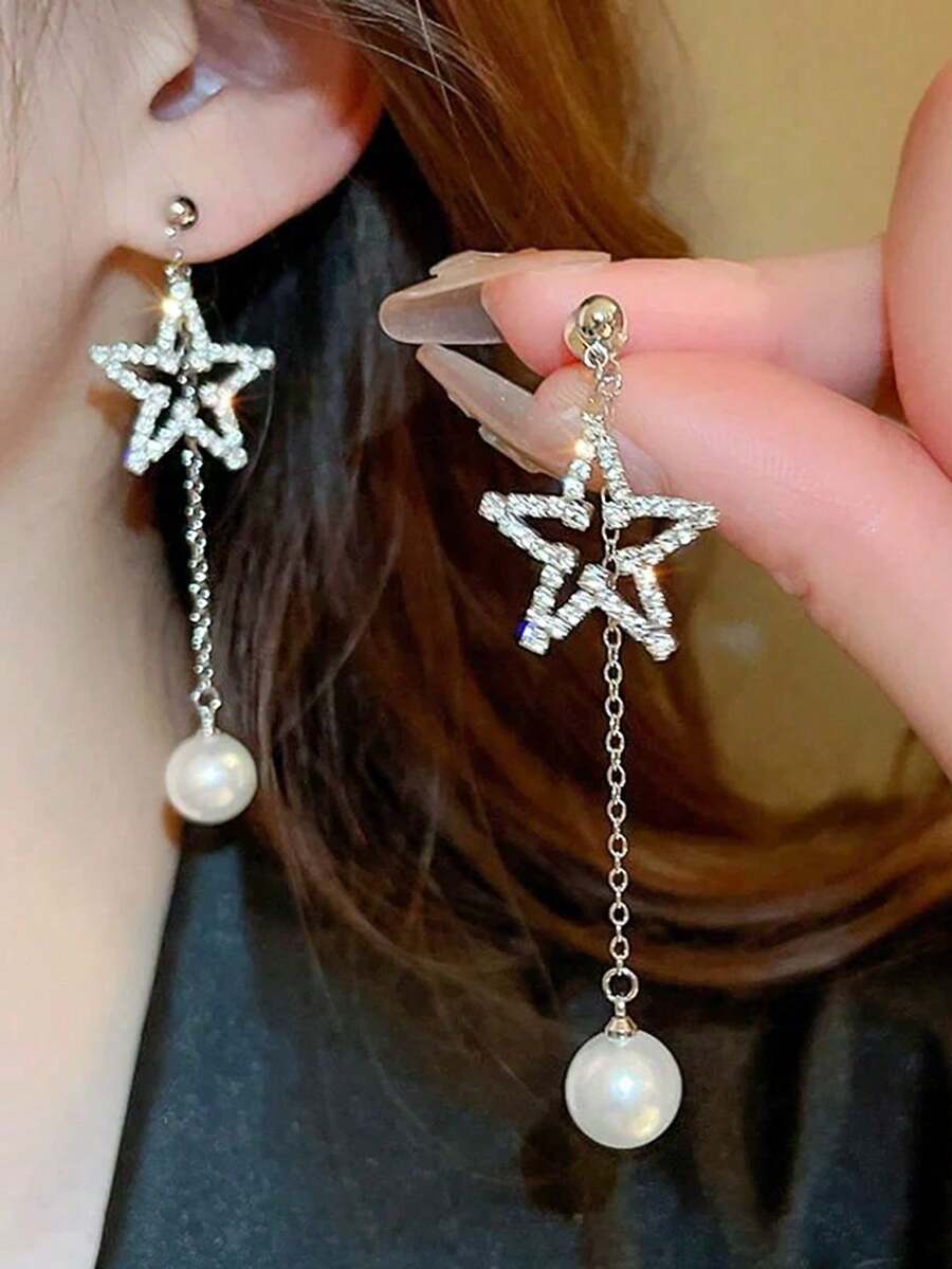 一对时尚简约银色镂空星星吊坠耳环，镶嵌水钻和仿珍珠，奢华设计，适合女性出席正式场合、派对、日常佩戴和节日庆典。