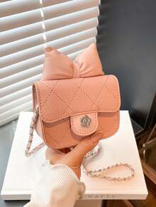 这款全新简约斜挎方包，休闲、简约又不失优雅。它采用翻盖设计，搭配金属链条和不可调节肩带，适合购物和旅行，可轻松收纳日常必需品。这款包包百搭时尚，是众多时尚单品中的佼佼者。它风格百变，适合各种场合和穿搭，也是馈赠亲友的理想之选。 - 蝴蝶結斜背包 - 查看 8