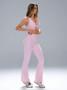 FWH 前扭结设计+可拆卸衬垫，可调节提拉效果；高腰压缩设计，采用腹部平滑技术；喇叭裤型，视觉上拉长腿部线条；#性感运动休闲 #曲线塑形 #衣橱必备；提拉喇叭裤；性感瑜伽服；提升自信的运动服，适合瑜伽和日常穿着；可调节文胸+高腰喇叭裤；惊艳交叉两件套