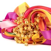 100 piezas Varitas con cinta de colores del arcoíris y campana dorada, varitas de deseo de hadas multicolor para fiestas, idea de despedida con cintas, para boda, despedida de soltera, desfile del orgullo, ceremonia, accesorios para fotos, arcoíris - arcoíris - Ver 5