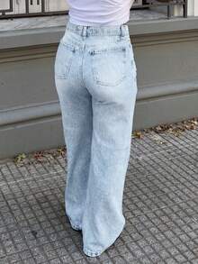 Plus Size Women's Boyfriend Style Loose Straight Leg Jeans - Light Wash - View 2
