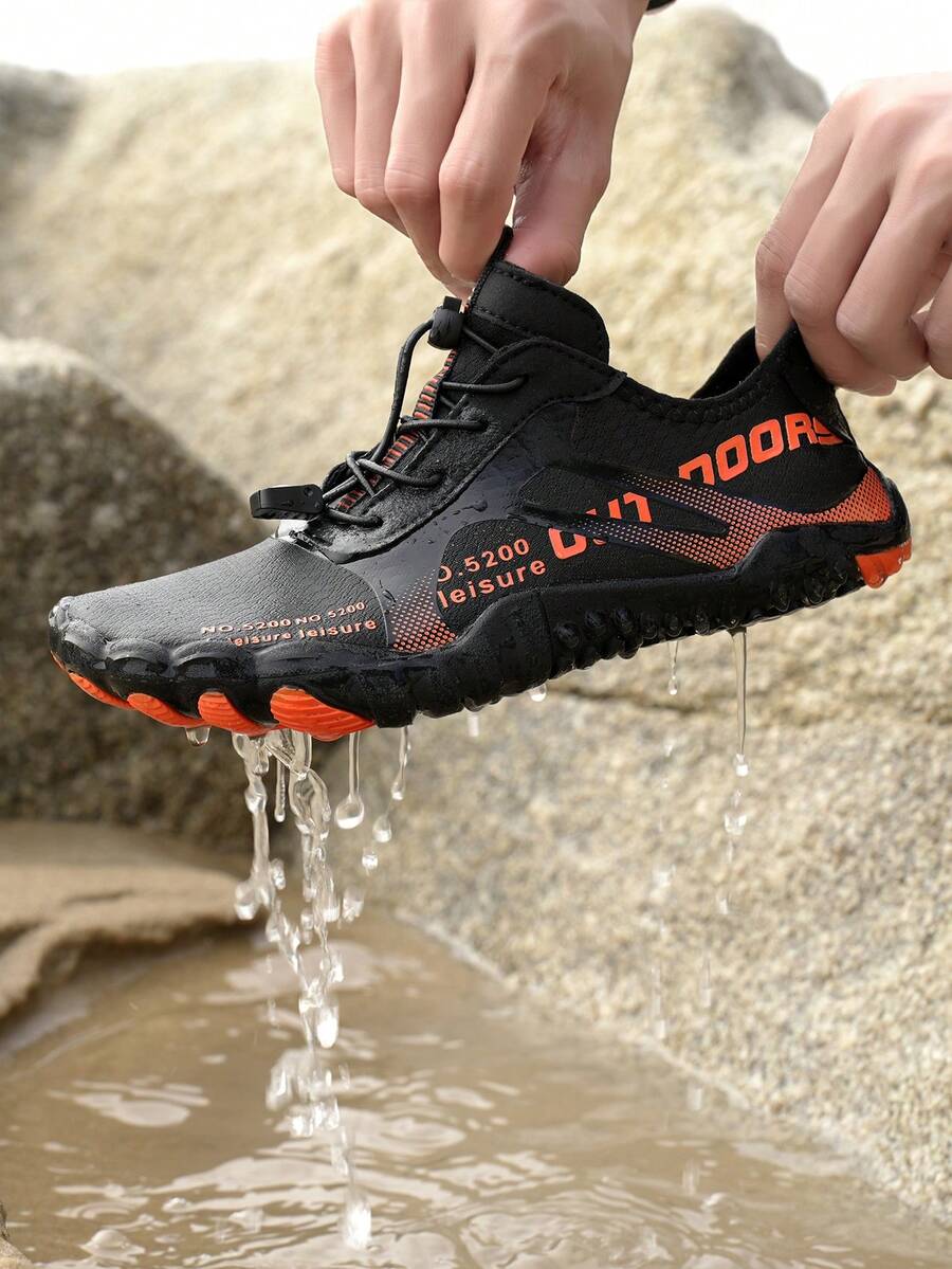 1双女士黑色防滑水鞋，户外赤足鞋，字母图案，透气速干鞋面，适合游泳池、冲浪、划船、钓鱼、海滩度假、溪流、潜水、瑜伽、健身房、越野跑等场合。