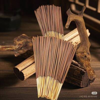 (العود) عيدان بخور مصنوعة يدويًا، دخان البخور العودي له تأثيرات تنقية قوية، بنكهة فريدة من الصنوبر والنعناع والحمضيات، مناسبة لإزالة الروائح وتعزيز العطور في البيئات. مناسبة للممارسة اليوغا والتجمعات والمكتب والاسترخاء وكهدية.