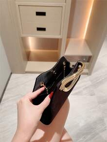 1 chiếc ví cầm tay nhung đen cổ điển, kiểu dáng châu Âu & Mỹ với trang trí kim loại, túi xách dự tiệc mini sang trọng với điểm nhấn thanh kim loại sáng bóng, phụ kiện dạ hội thanh lịch và sang trọng, ví cầm tay dự tiệc/đám cưới/lễ hội có dây xích kim loại. - màu đen - Xem 8