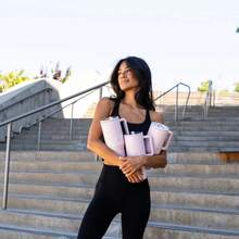 HYD Traveler - 40 Oz Water Bottle With Handle & Flip Straw - Fits In Cup Holder, Leak Resistant Tumbler-Reusable Insulated Stainless Steel & Rubber Base - Gifts For Women & Men - Pink Sand - 查看 6