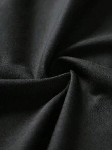 El poderoso diseño de múltiples calaveras de metal entrelazadas simboliza la fuerte combinación de espíritu rebelde y fuerza, una expresión de energía oscura y determinación inquebrantable en esta camiseta moderna para hombre. - Negro - Ver 4