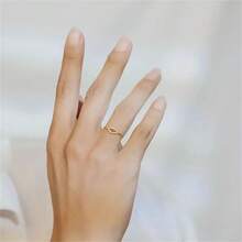 925 纯银几何戒指，镶嵌闪亮锆石，高品质珠宝女士戒指 - 金色 - 查看 9