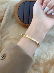 1pc Oval-Shaped Women's Quartz Watch, Elegant & Fashionable, Suitable For Daily Wear, Also Can Be A Birthday/Graduation Gift, Accessory For Casual Gatherings And Parties - Gold - View 5