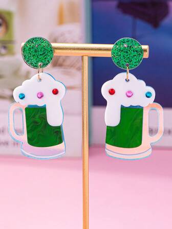 1对时尚圣帕特里克节亚克力啤酒杯造型耳环，节日女士耳环