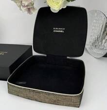 CHANEL 深咖啡色编织图案方形化妆包，优雅金属装饰+顺滑拉链设计，多功能护肤品收纳袋，适合作为生日礼物/通勤化妆/家居收纳 - 黑金色 - 查看 3