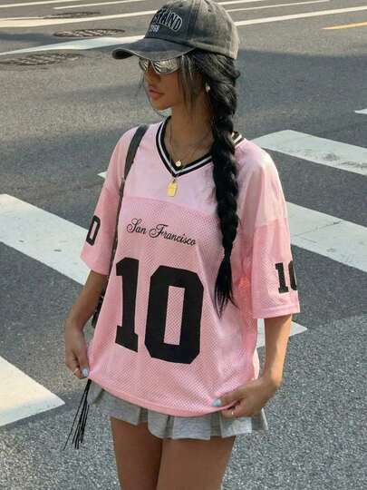 Camiseta de fútbol de malla rosa con estilo Blokecore, de corte holgado, con el número 10 impreso, cuello en V, estilo callejero estadounidense retro con estampado de estrella y letra estadounidense, camiseta de verano holgada y transpirable con bloques de color a rayas No.10 de San Francisco, camiseta deportiva de malla transpirable con estampado de letras radiantes en la espalda, con estética de "Baddie" Y2K