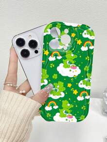 Ositos Cariñositos verdes con arcoíris y tréboles. Esta elegante funda es compatible con los modelos  17, 16, 15, 14 Pro Max, 13, 12, 11, XR y XS Plus. Fabricada en silicona TPU, ofrece protección contra golpes y caídas, además de una sensación superior. Es un regalo ideal para familiares, amigos y seres queridos, y una opción perfecta para Año Nuevo. - transparente - Ver 4
