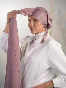 1 chiếc khăn trùm đầu chiffon 3 trong 1 tiện dụng, có nam châm tích hợp và mũ lót bên trong - Không cần ghim, không trượt, dễ dàng đội chỉ trong vài giây. Thích hợp để phối cùng áo abaya hàng ngày, tham gia các hoạt động ngoài trời, cầu nguyện và thờ cúng. - Khăn trùm đầu nam châm tức thì - Xem 4