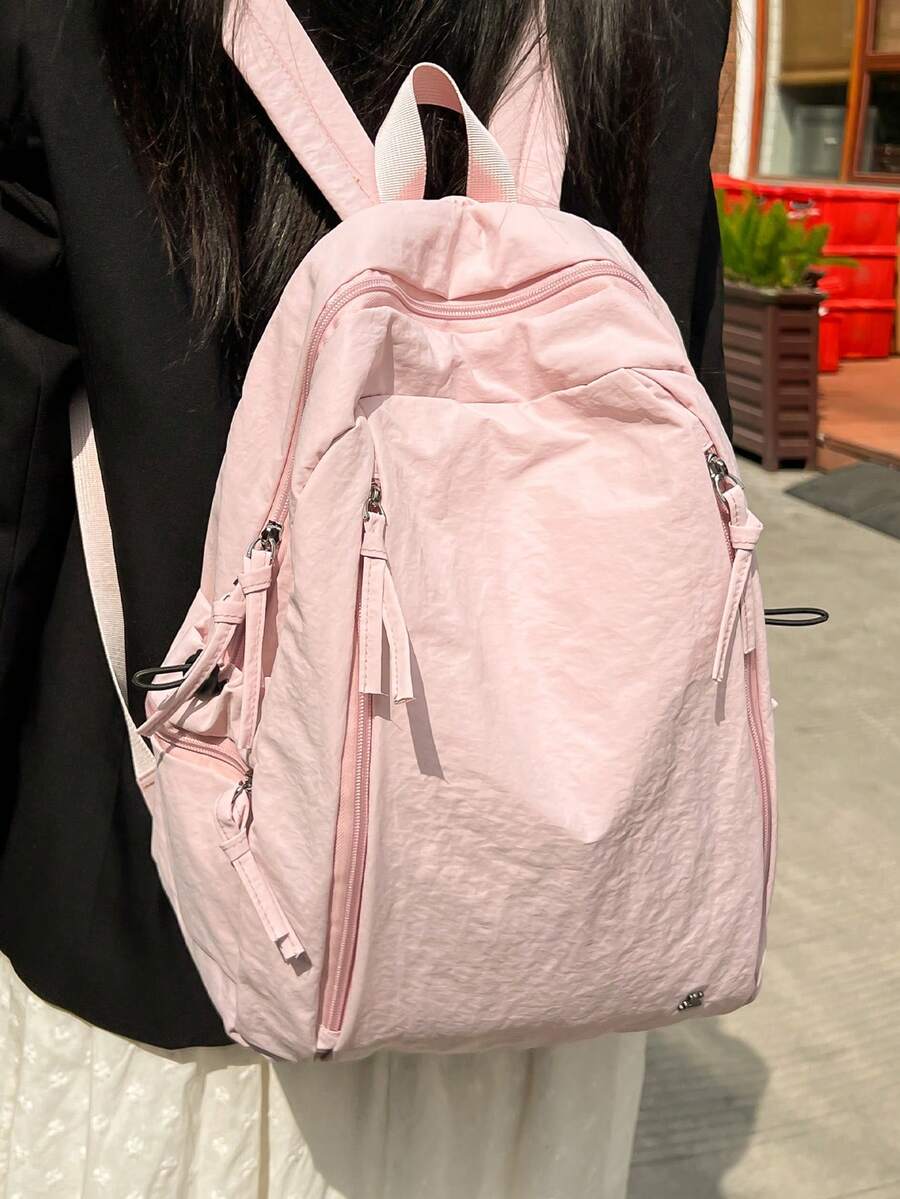 这款纯色背包设计巧妙,可双肩背、单肩背或手提。它不仅是一款简单的单品,更能展现您的生活方式和个性态度。大容量、轻便、防水,并饰有卡通图案,适合校园穿搭、返校季、旅行以及各种场合。 - 彩色 - 查看 1