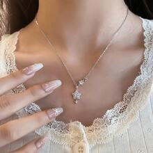 这款精致奢华的项链镶嵌着水钻、星星和流苏，适合女性的时尚气质和高端品味。锁骨链款式，适合日常佩戴。 - 彩色 - 查看 3