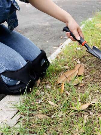 园艺护膝采用柔软的EVA泡沫材质，适用于建筑、铺砖、园艺和地板铺设等需要承受较大膝部负荷的工作，加厚泡沫材质，可调节且透气，方便跪姿作业，提升舒适度。