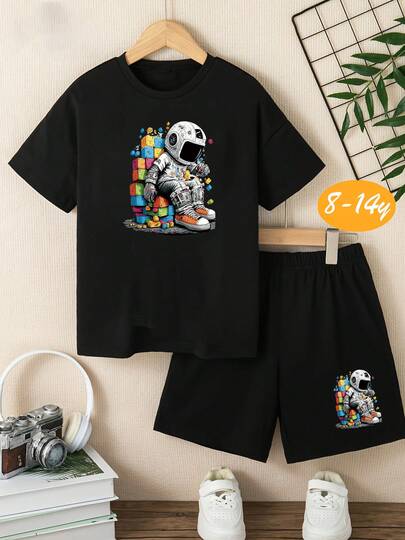 ‌Conjunto de Moda para Niño, Camiseta Rojo Burdeos con Estampado de Astronauta y Pantalón Corto Negro, Talla 8-14 Años‌