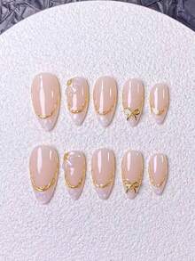 10片手工法式短指甲贴纸。这款人造指甲套装包含白色、粉色、金色、蓝色和黄色等多种颜色，设计迷人可爱。美甲用品 手工按压式指甲 - 白色 - 查看 2